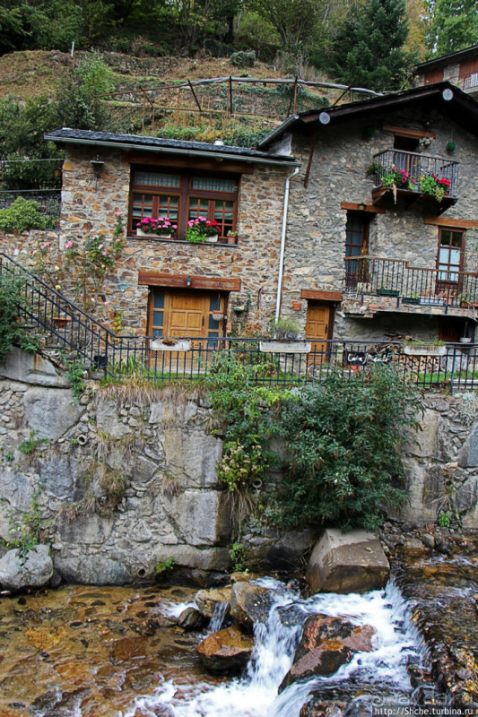 Уединенный андоррский городок в ущелье речушки Riu d'Os 