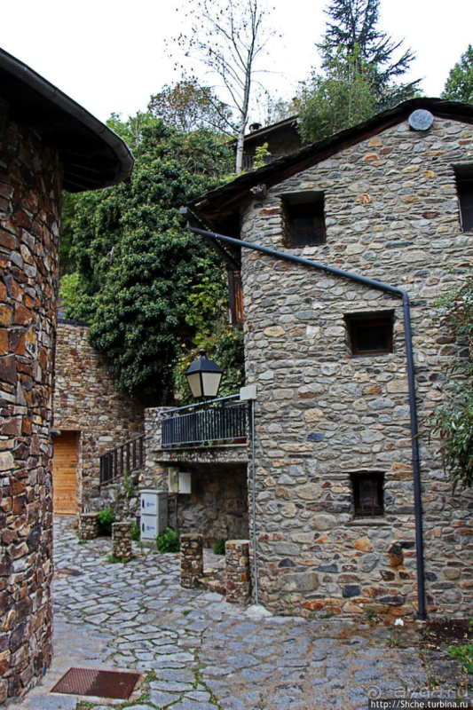 Уединенный андоррский городок в ущелье речушки Riu d'Os 