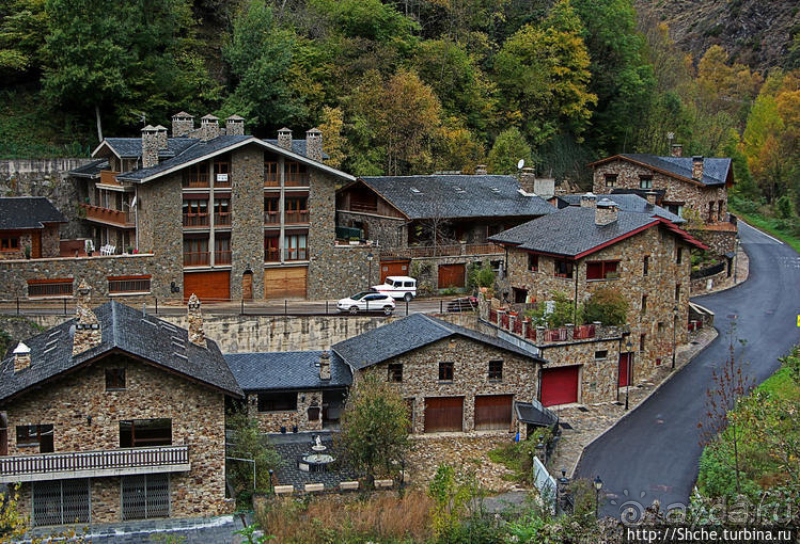 Уединенный андоррский городок в ущелье речушки Riu d'Os 