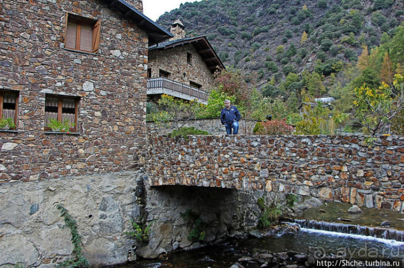 Уединенный андоррский городок в ущелье речушки Riu d'Os 
