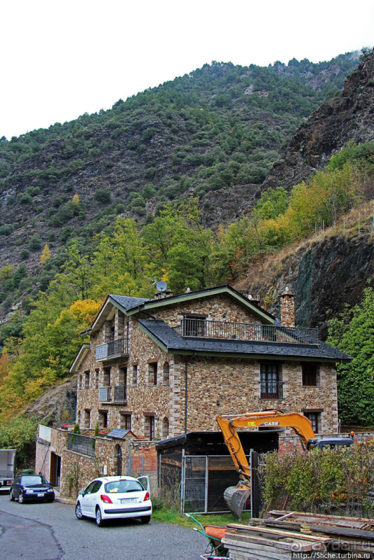 Уединенный андоррский городок в ущелье речушки Riu d'Os 