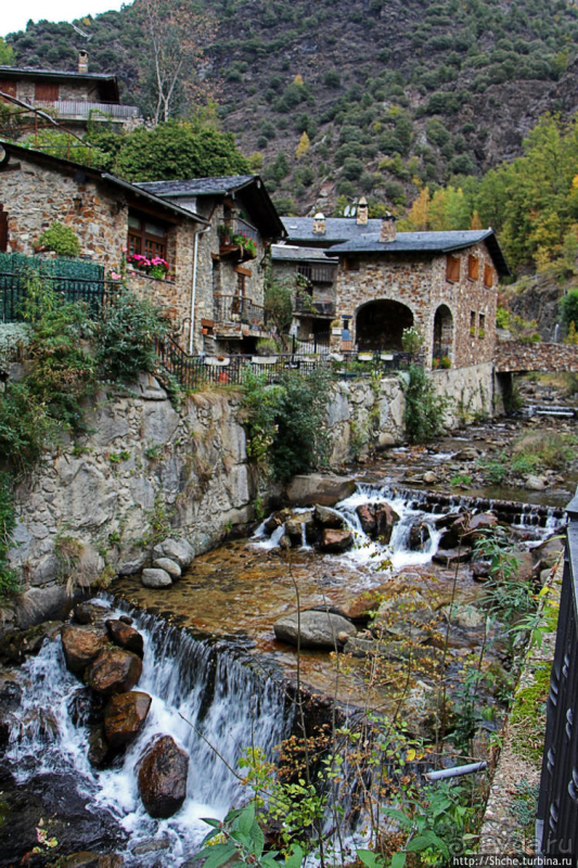 Уединенный андоррский городок в ущелье речушки Riu d'Os 