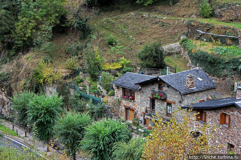 Уединенный андоррский городок в ущелье речушки Riu d'Os 