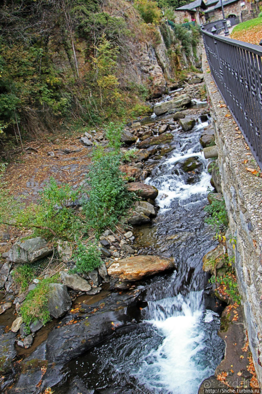 Уединенный андоррский городок в ущелье речушки Riu d'Os 