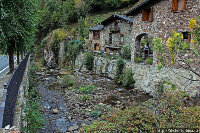 Уединенный андоррский городок в ущелье речушки Riu d'Os 