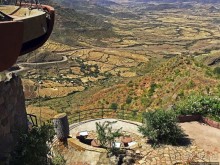 Обед над пропастью с видом на горы