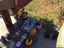 Обед над пропастью с видом на горы