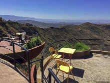 Обед над пропастью с видом на горы