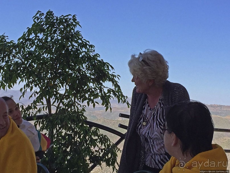 Обед над пропастью с видом на горы