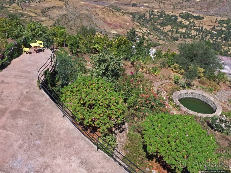 Обед над пропастью с видом на горы