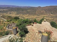 Обед над пропастью с видом на горы