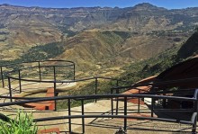 Обед над пропастью с видом на горы