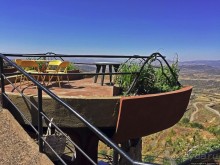 Обед над пропастью с видом на горы