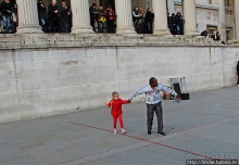 Развлекуха на Трафальгарской площади.