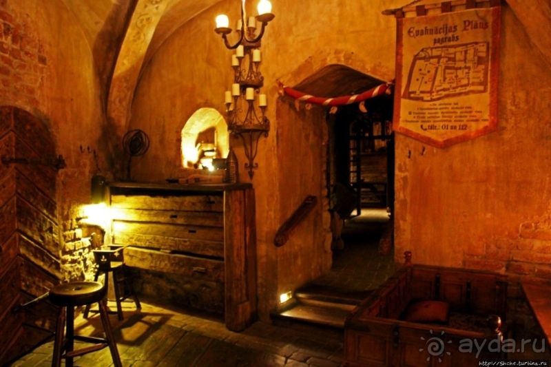 Аутентичный средневековый ресторан Rozengrāls в центре Риги