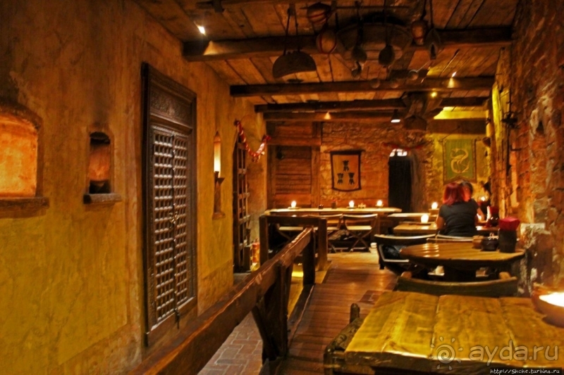 Аутентичный средневековый ресторан Rozengrāls в центре Риги