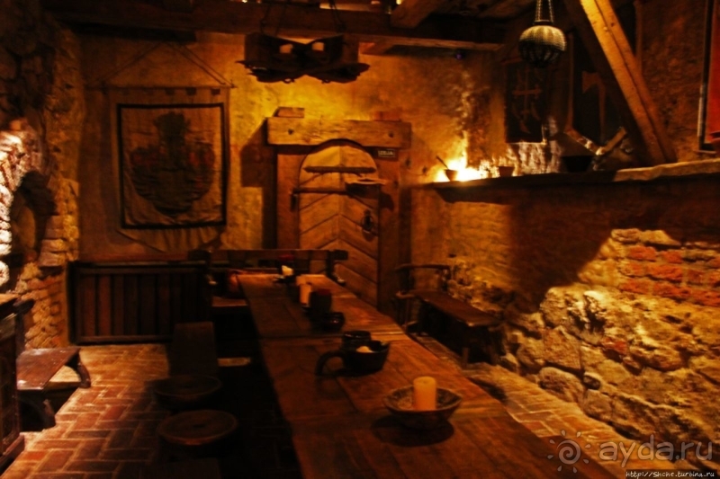 Аутентичный средневековый ресторан Rozengrāls в центре Риги