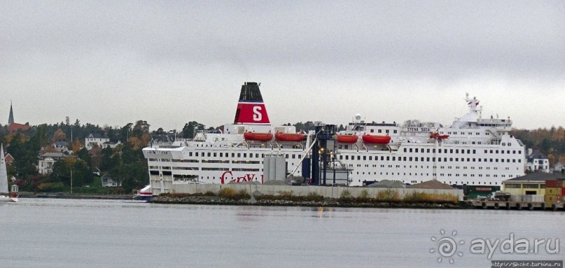 А здесь встречают пароходы, совсем не там, где поезда