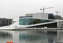 А здесь встречают пароходы, совсем не там, где поезда