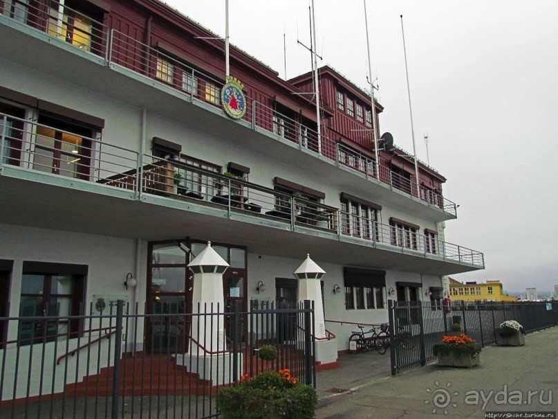 А здесь встречают пароходы, совсем не там, где поезда