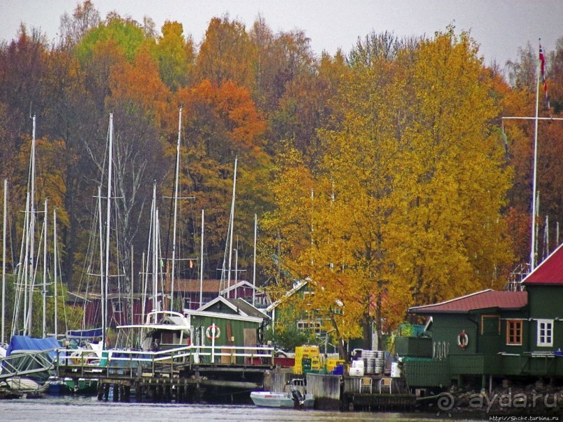 А здесь встречают пароходы, совсем не там, где поезда