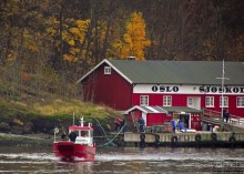 А здесь встречают пароходы, совсем не там, где поезда