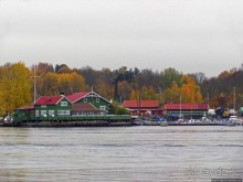 А здесь встречают пароходы, совсем не там, где поезда