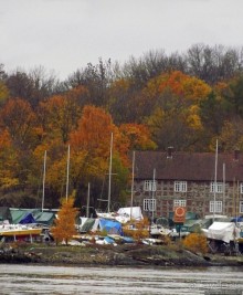 А здесь встречают пароходы, совсем не там, где поезда