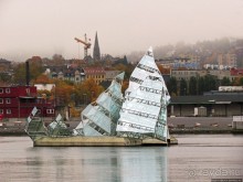 А здесь встречают пароходы, совсем не там, где поезда