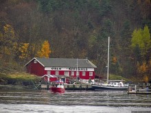 А здесь встречают пароходы, совсем не там, где поезда