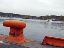 А здесь встречают пароходы, совсем не там, где поезда