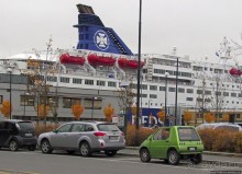 А здесь встречают пароходы, совсем не там, где поезда