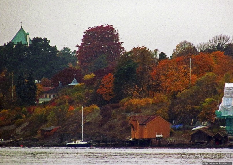 А здесь встречают пароходы, совсем не там, где поезда