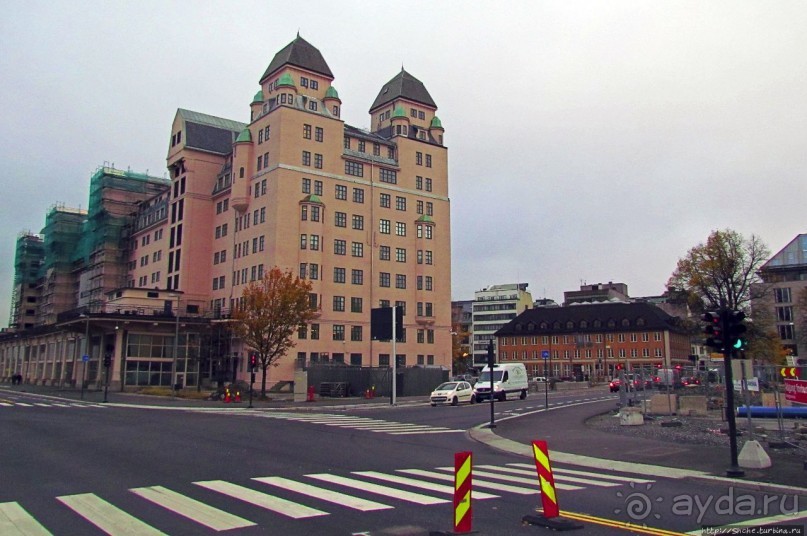 А здесь встречают пароходы, совсем не там, где поезда