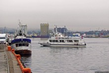 А здесь встречают пароходы, совсем не там, где поезда