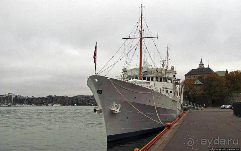 А здесь встречают пароходы, совсем не там, где поезда
