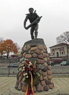 А здесь встречают пароходы, совсем не там, где поезда