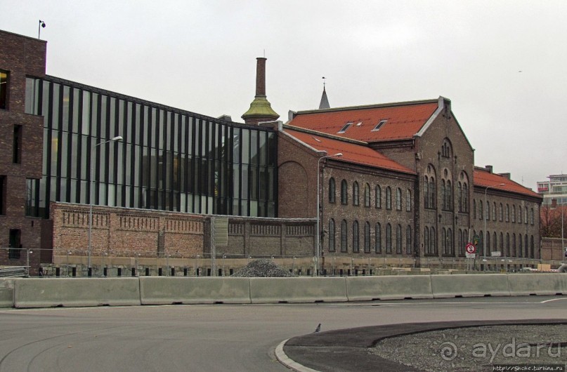 А здесь встречают пароходы, совсем не там, где поезда