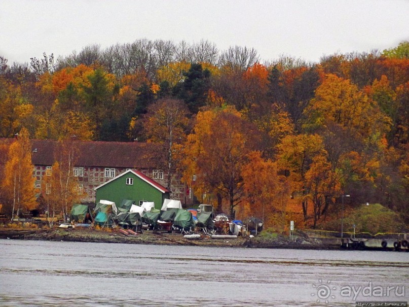 А здесь встречают пароходы, совсем не там, где поезда