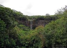 Стометровый водопад среди пышной растительности