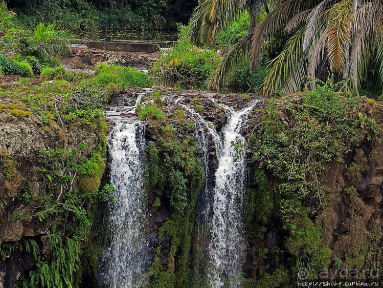 Стометровый водопад среди пышной растительности