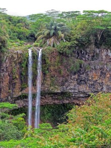 Стометровый водопад среди пышной растительности