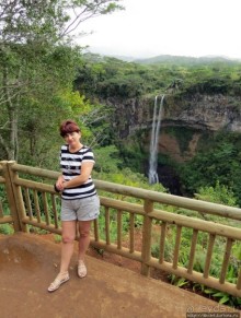 Стометровый водопад среди пышной растительности