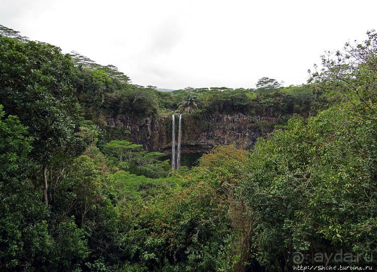 Стометровый водопад среди пышной растительности