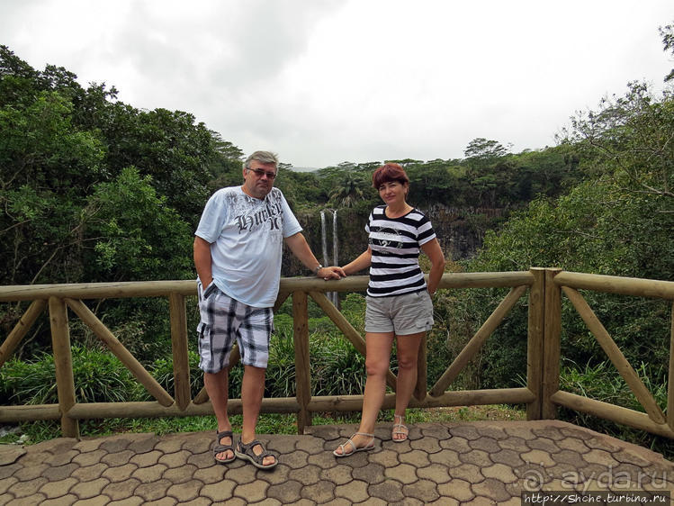 Стометровый водопад среди пышной растительности