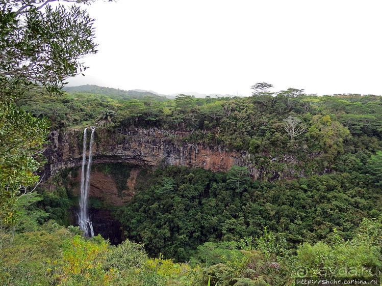 Стометровый водопад среди пышной растительности