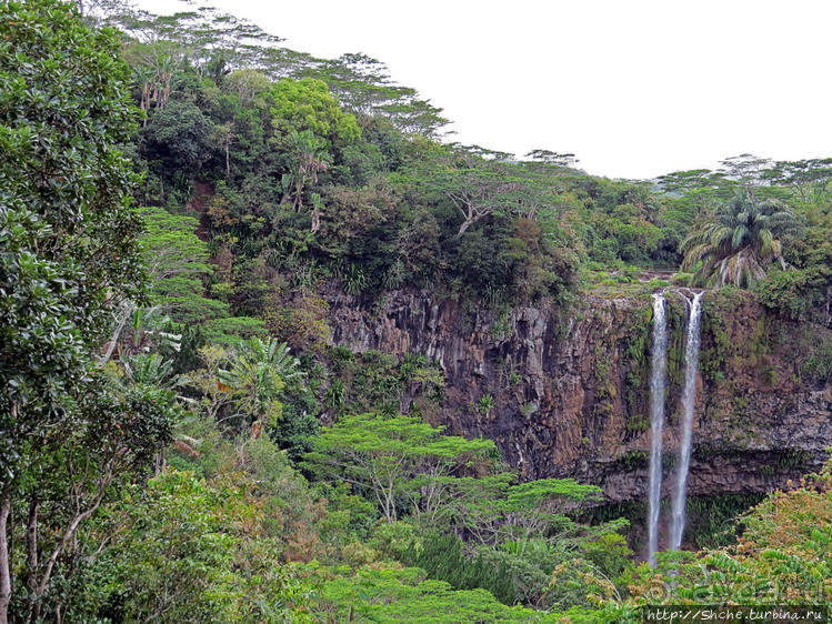 Стометровый водопад среди пышной растительности
