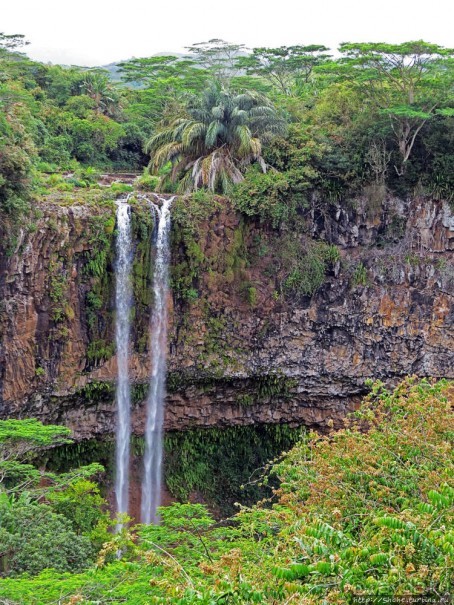 Стометровый водопад среди пышной растительности