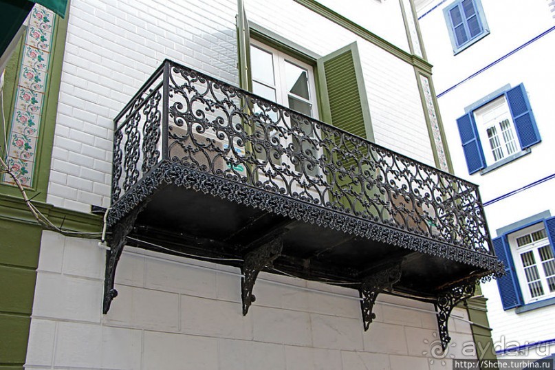 Гибралтарская "фишка" — металлические ажурные балконы
