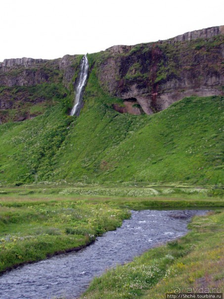Водопад Seljalandsfoss - пройтись под струей Водопад Seljalandsfoss - пройтись под струей